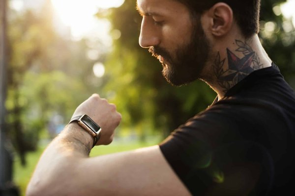 How to Choose the Perfect Smartwatch to Complement a Business Suit?