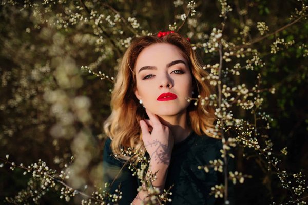 How Can You Wear a Chunky Turtleneck with a Blazer for a Chic Winter Business Attire?